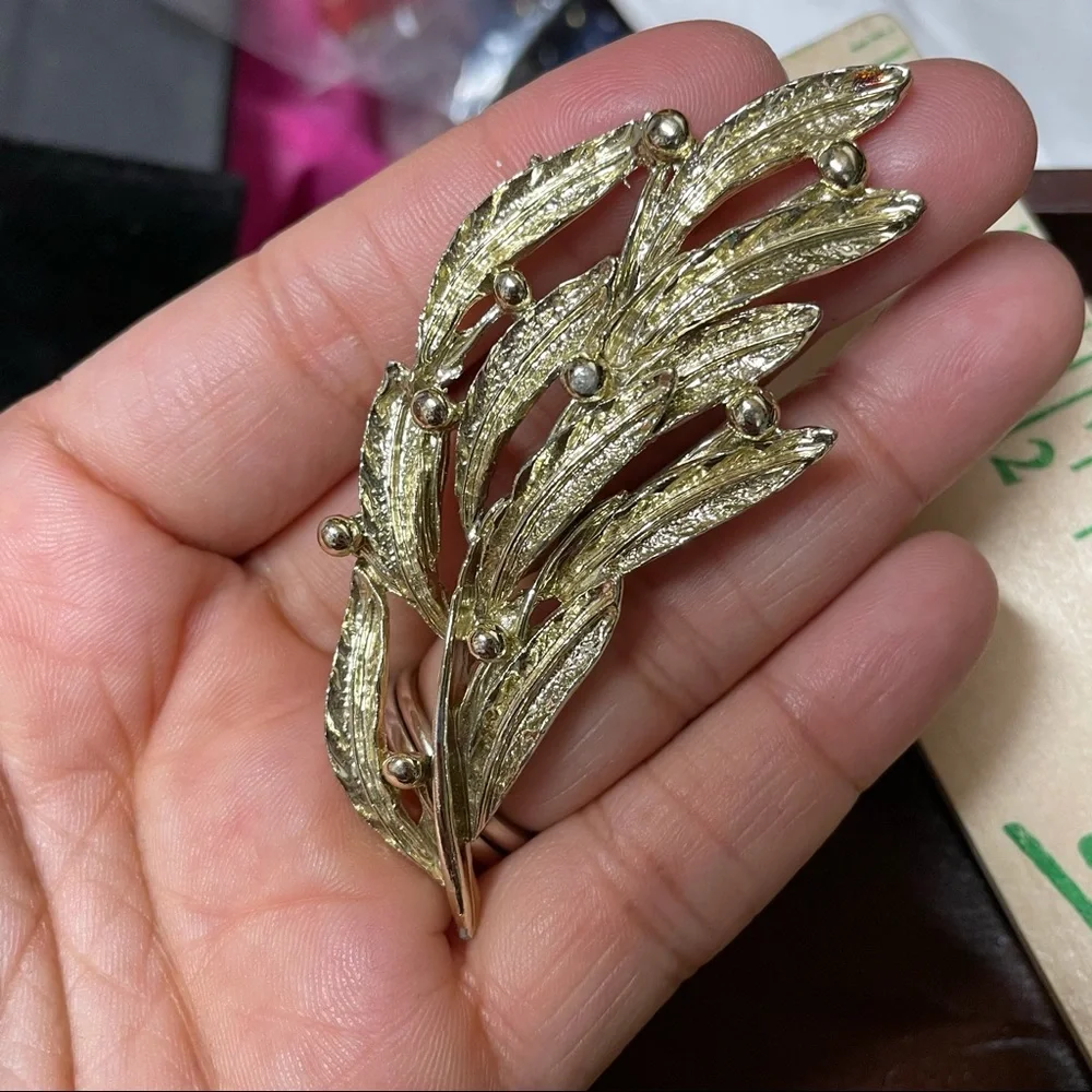 Vintage Broaches set of four pieces